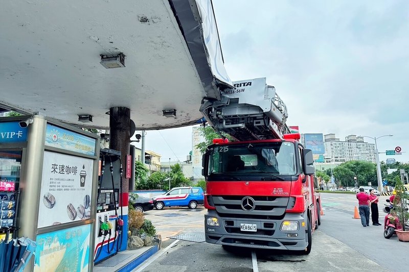 桃園市消防局一輛雲梯車3日加油時，因閃避車輛不慎擦撞加油站上方雨遮造成受損。消防局後續將與加油站調解修復事宜，同時加強隊員駕駛安全訓練及觀念，避免類似情形再發生。（桃園市警局平鎮分局提供）中央社記者吳睿騏桃園傳真  113年6月3日