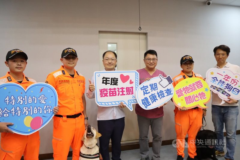 海洋委員會海巡署東部分署偵搜犬在邊境檢查與防疫工作功不可沒,花蓮縣獸醫師公會理事長殷宏源(右3)3日代表獸醫師與業者捐贈工作犬健檢、疫苗與1年份用藥,由海巡署東部分署第一二岸巡隊長吳坤晋(左3)代表受贈。中央社記者李先鳳攝 113年6月3日