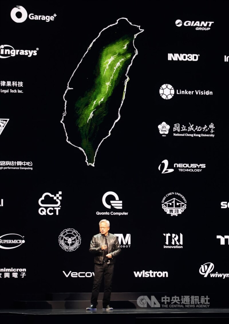 輝達（NVIDIA）執行長黃仁勳近日來訪台灣，2日晚間在台大體育館專題演講，分享人工智慧時代如何帶動全球新產業革命的發展，引起各界關注。中央社記者趙世勳攝 113年6月2日