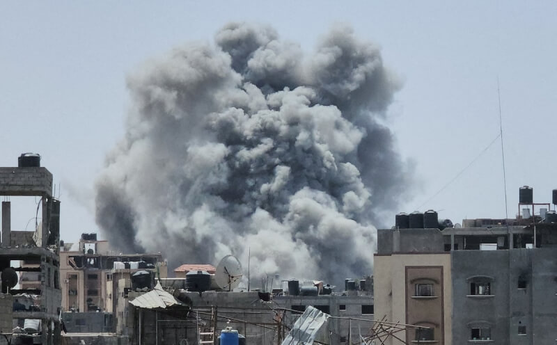 加薩走廊北部賈巴利亞難民營日前遭以色列軍隊攻擊，冒出大量濃煙。（路透社）