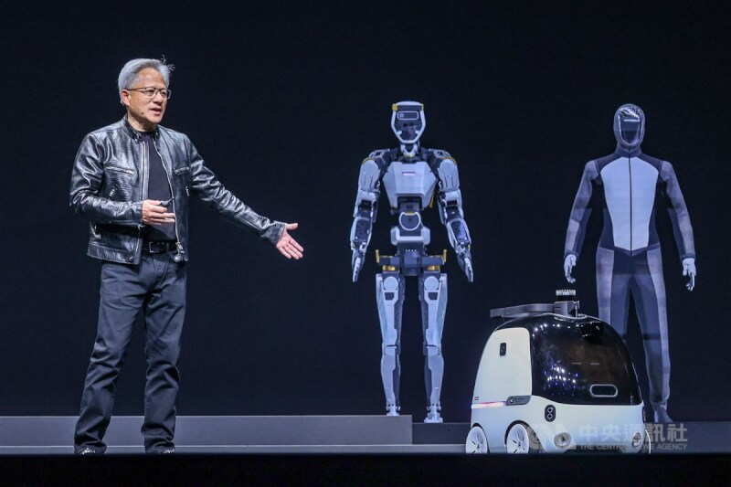 辉达（NVIDIA）执行长黄仁勋2日在台大体育馆发表主题演讲，会中介绍NVIDIA Omniverse开发平台，机器人可以学习如何成为机器人。中央社记者郑清元摄 113年6月2日
