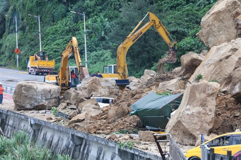 基隆潮境公園路口(台2線70K)處3日下午突然崩塌,公路局表示,有9部車及1部機車被土石掩蓋受困,所幸僅2人受到輕傷,北區養護工程分局基隆段仍在現場搶修中。中央社記者吳家昇攝 113年6月3日
