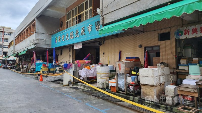 馬公北辰市場3日進行全面清潔消毒工作,這也是市場開業啟用近40年來的首次休市清消,希望提供民眾一個乾淨安全購物環境。中央社 113年6月3日