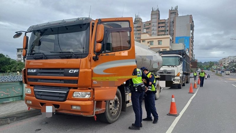 高雄市政府警察局林園分局5月3日起規劃為期1個月「大型車交通違規大執法」專案，加強取締行經林園、大寮區大型車輛違規行為，3日公布結果共取締433件。（高雄市政府警察局林園分局提供）中央社記者張已亷傳真  113年6月3日