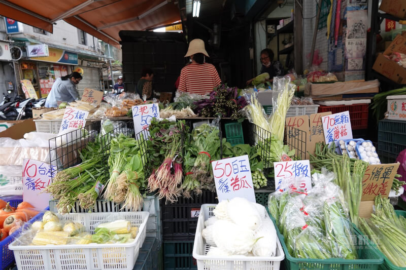 圖為台北南港成德市場一處蔬果攤。（中央社檔案照片）