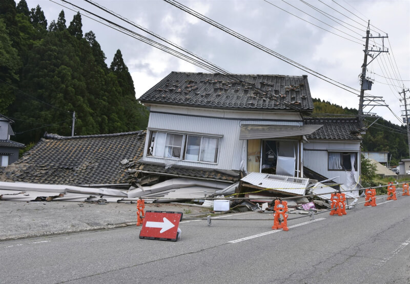 日本石川縣能登地方3日上午發生規模6地震，房屋倒塌。（共同社）