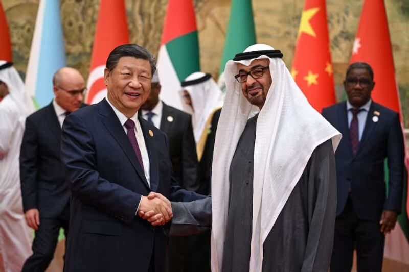 中国总书记习近平（左）5月30日与阿拉伯联合大公国总统穆罕默德握手。（路透社）