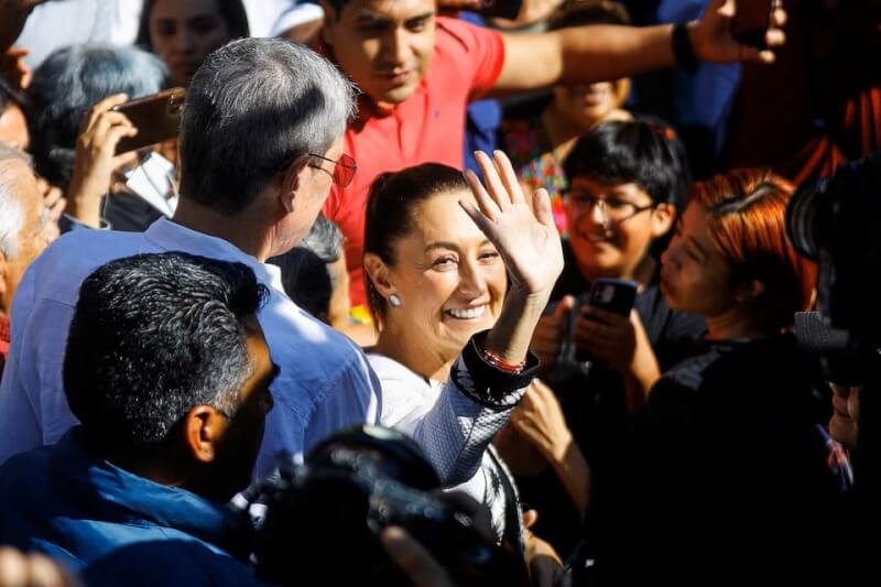 墨西哥大選2日投票結束後，主要媒體和左翼執政黨均宣布執政黨候選人薛恩鮑姆（前中）勝選。（路透社）
