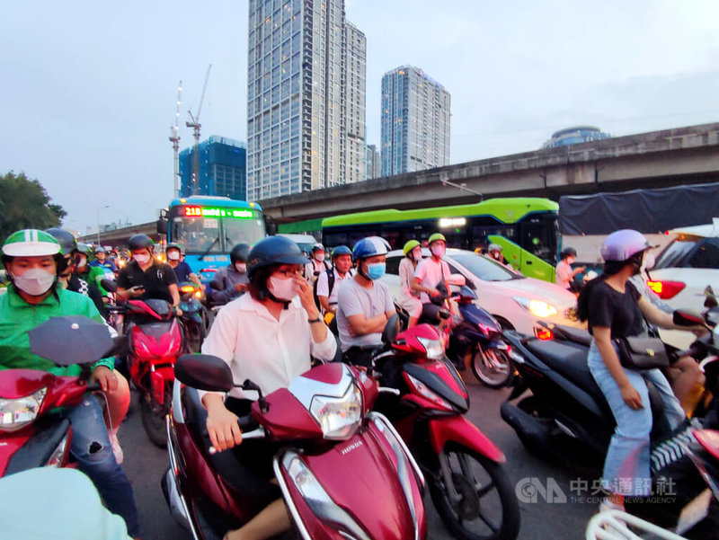 越南首都河內市連續5年蟬聯全國最貴城市，近年來房價上漲推升租金與物價，沉重的生活成本讓許多人成了窮忙一族。圖為河內市晚高峰的通勤族。中央社記者陳家倫河內攝  113年6月4日