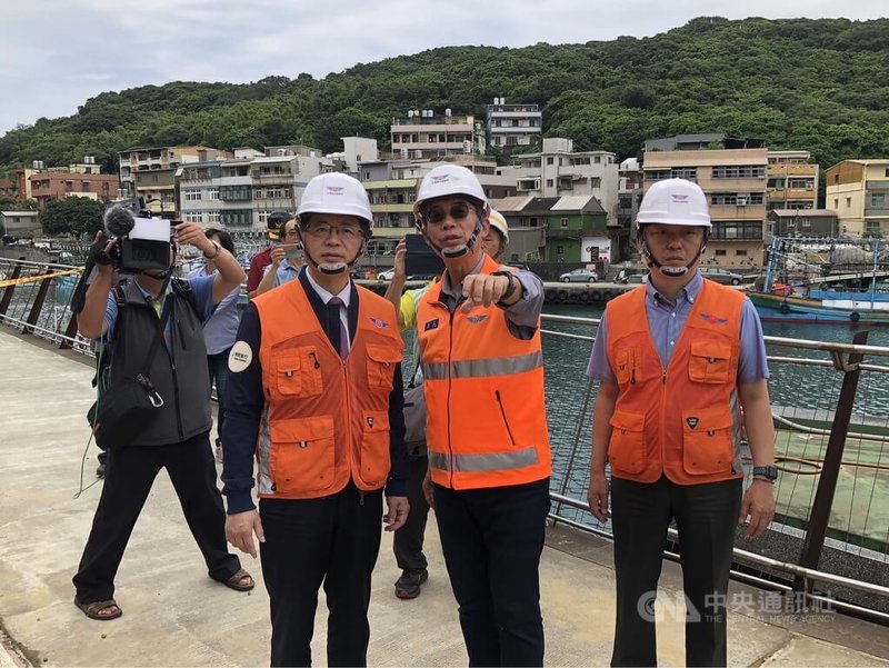 台2線70公里處基隆市平浪橋通往潮境公園入口處旁山壁3日崩塌,造成交通中斷,交通部長李孟諺(前左)4日上午前往現場勘查。中央社記者王朝鈺攝 113年6月4日