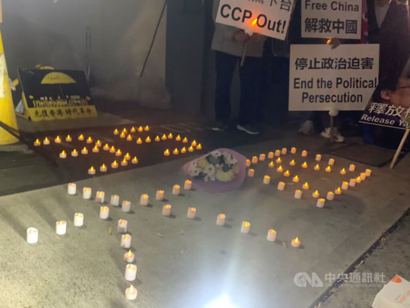 雪梨多個民運組織於中國駐雪梨總領事館前舉辦悼念活動，以蠟燭排列「35」、「六四」字樣，紀念六四天安門35週年。中央社記者楊淳卉雪梨攝 113年6月4日