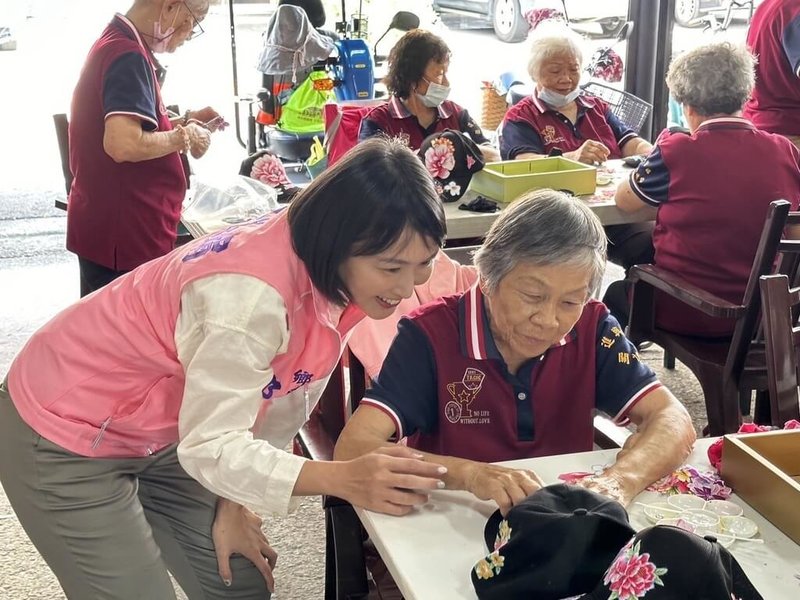 民進黨屏東縣黨部徵召長治鄉民代表邱佳娟（前左）參選長治鄉長，她4日一早展開拜票行程，在社區據點與民眾互動。（民進黨屏東縣黨部提供）中央社記者李卉婷傳真  113年6月4日