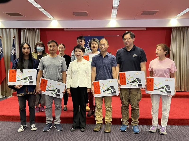 台中捷運日前發生持刀砍人案，有多名乘客合力制伏歹徒，台中市長盧秀燕（前左3）4日在市政會議中表揚其中9名見義勇為的乘客。中央社記者郝雪卿攝  113年6月4日