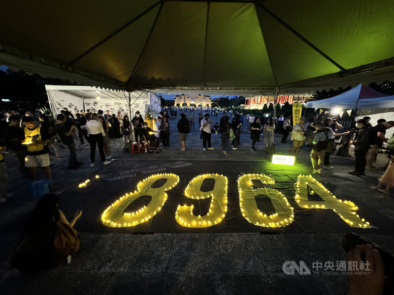 六四天安門事件35週年紀念晚會4日舉行，現場湧入約2000人參加並點燈，排出「8964」字樣。中央社記者吳柏緯攝 113年6月4日