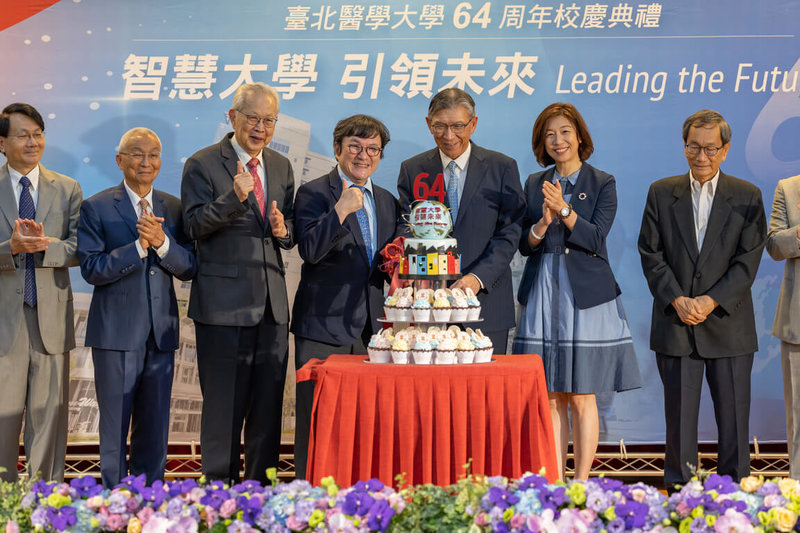 台北醫學大學6月1日舉辦64週年校慶典禮，以「智慧大學 引領未來 Leading the Future」為主軸，衛福部政務次長林靜儀（右2）、北醫大董事長陳瑞杰（右3）、北醫大校長吳麥斯（左4）等人出席與會。（北醫大提供）中央社記者許秩維傳真  113年6月4日