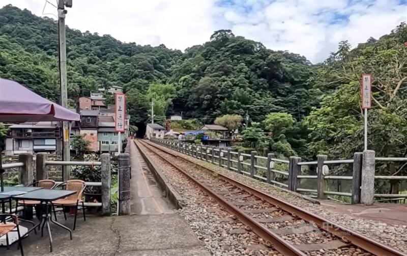 步道達人網紅在新北市平溪鐵道旅行時,行經平溪支線三貂嶺車站唯一對外的鐵路鋼梁橋維修便道(圖),遭違反「鐵路法」重罰新台幣1萬元。鐵路警察局台北分局4日表示,有違規就會移請鐵道局裁處。(翻攝畫面)中央社記者黃旭昇新北市傳真 113年6月4日