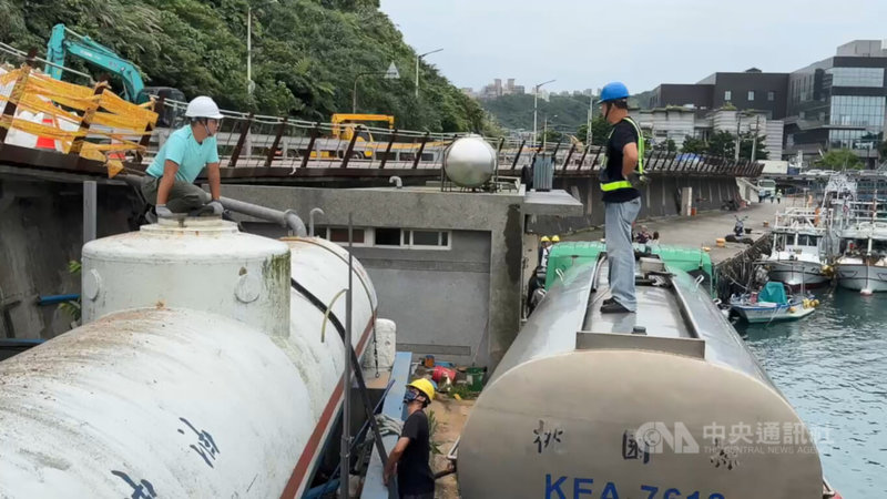 基隆市平浪橋通往潮境公園入口處台2線山壁3日下午崩塌，而一旁的長潭里漁港邊設有漁船加油槽，為確保安全，相關單位4日調派油罐車抽除油槽內20公秉柴油。中央社記者王朝鈺攝 113年6月4日