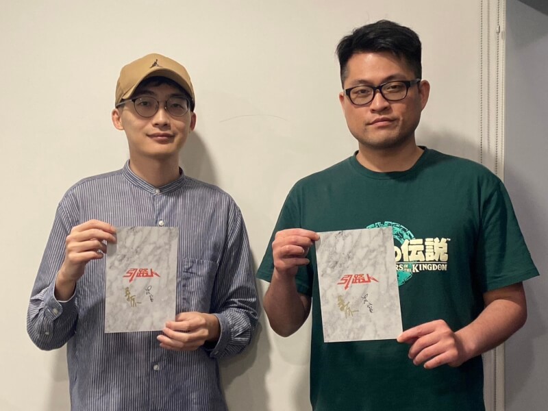 相識多年的漫畫家羅寶（左）、編劇桑原（右）合作以台灣本土神祇鬼怪為主題的漫畫《引路人》，在LINE WEBTOON連載創下佳績，今夏出版紙本書。（奇幻基地提供）