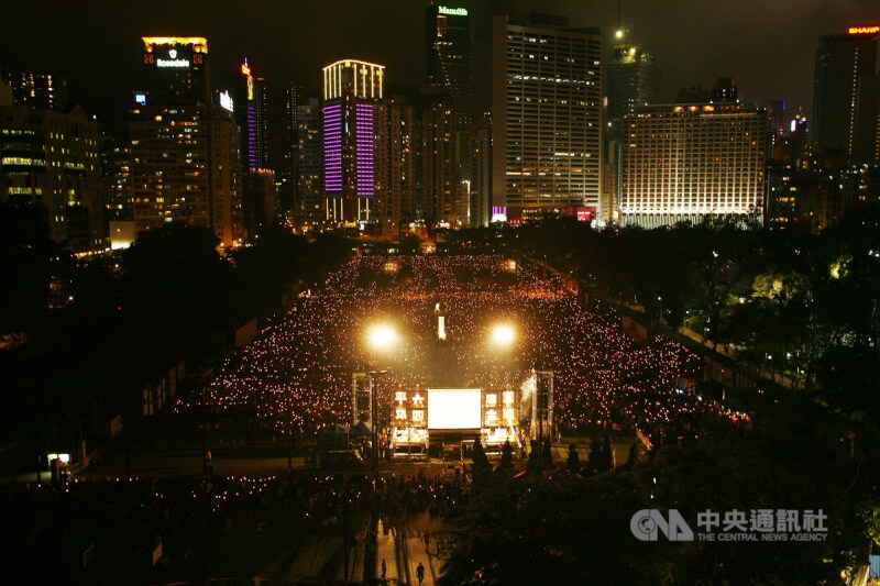 香港支聯會2011年舉辦「六四」燭光集會，參加集會的15萬人坐滿維多利亞公園，每人手持燭光，照亮整個維園。（中央社檔案照片）