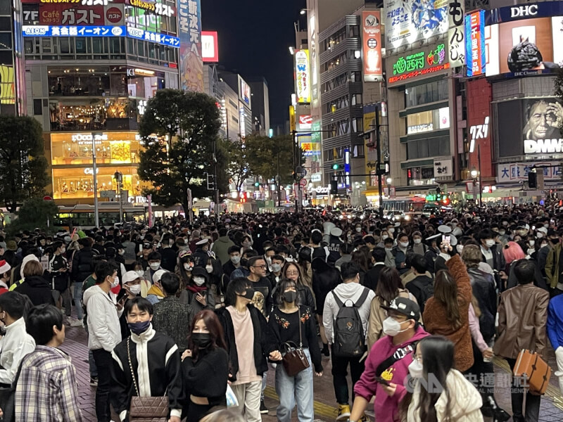 为减少酒后乱象，日本东京涩谷将祭出夜间室外禁酒令，预计10月上路。图为涩谷街头。（中央社档案照片）
