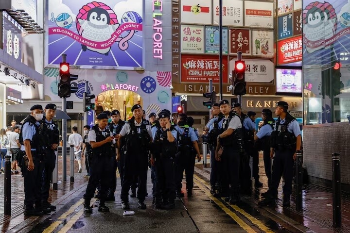 六四前夕，香港警察在銅鑼灣站崗。（路透社）