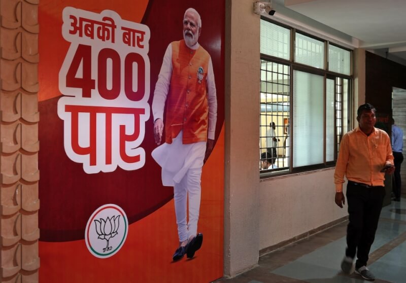 圖為印度人民黨競選總部張貼海報，海報上寫「這一次，超過400」。（路透社）