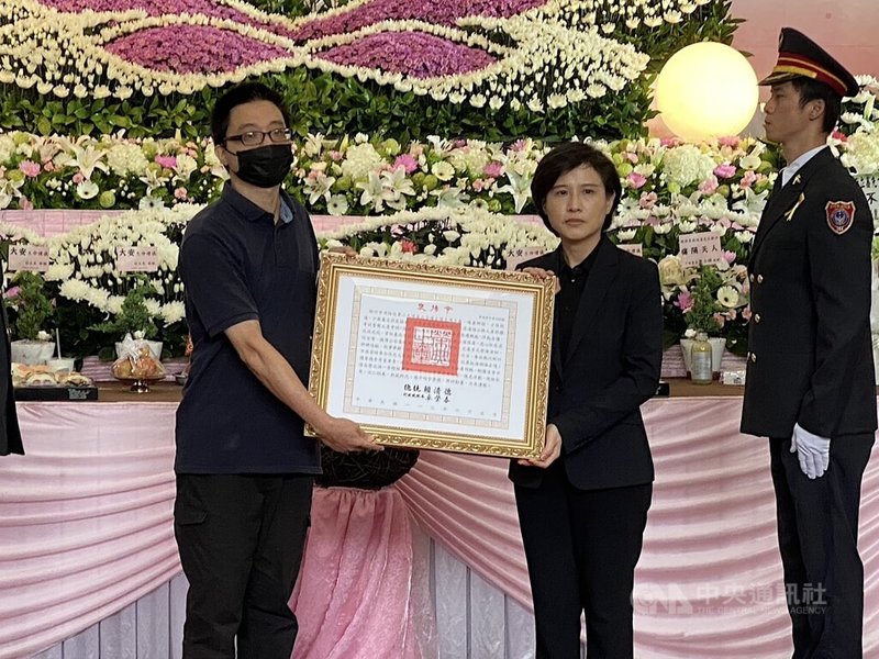 新竹市晴空匯火警釀消防員李詠真、周立鑫殉職,5日舉辦聯合公祭,行政院副院長鄭麗君(右2)到場,代為頒發總統府褒揚令。中央社記者魯鋼駿攝 113年6月5日