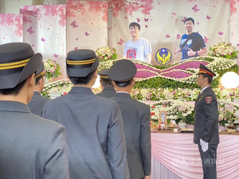 新竹市晴空匯火警釀消防員李詠真、周立鑫殉職,5日舉辦聯合公祭,來自多個縣市、數百名消防人員到場致意,場面隆重哀戚。中央社記者魯鋼駿攝 113年6月5日