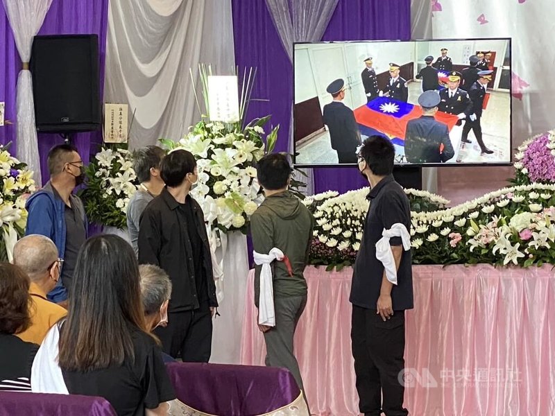 新竹市晴空匯火警釀消防員李詠真、周立鑫殉職,5日舉辦聯合公祭,由警消替棺木覆蓋國旗和消防旗,家屬透過直播畫面觀看過程。中央社記者魯鋼駿攝 113年6月5日