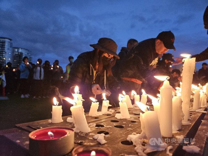 民眾手持蠟燭，放置在晚會設置的燭台上，哀悼六四死難者。中央社記者程愛芬溫哥華攝  113年6月5日