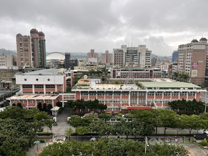 苗栗縣警察局（圖）自民國58年啟用至今，是除新竹市警局外，全國各縣市最老舊的警政辦公廳舍，於民國110年間爭取中央支持重建，但因計畫從原地重建改為異地重建，經費需求從新台幣11億漲至23億元，至今遲未動工，引發議員關注。中央社記者管瑞平攝  113年6月5日