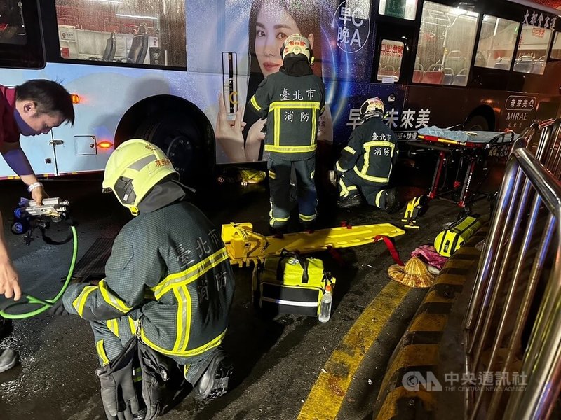 台北市萬華區華中橋下迴轉道5日晚間發生一起車禍事故，警消獲報到場處理，初判疑為丁姓自行車女騎士擦撞公車後被捲入車底，目前已將人救出送醫，確切肇因仍有待調查釐清。（翻攝照片）中央社記者黃麗芸傳真  113年6月5日