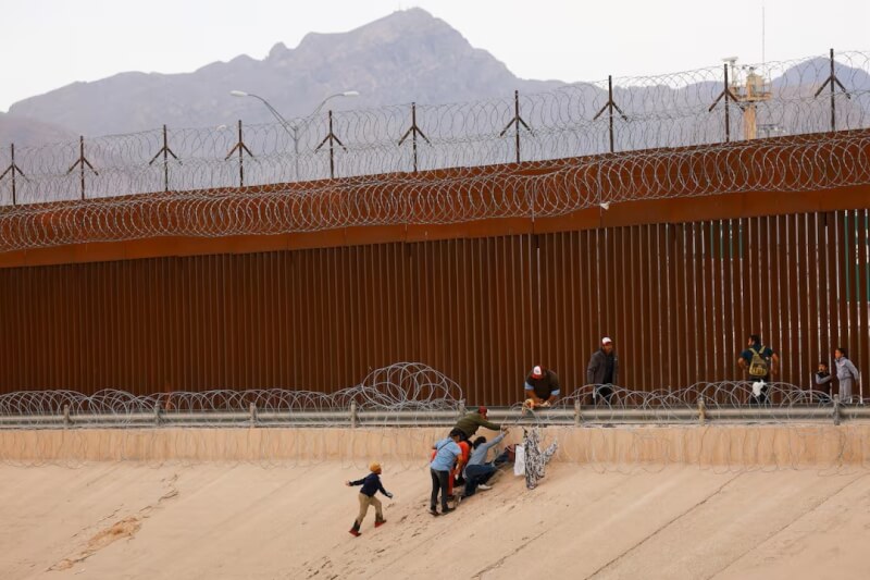 美墨邊境4日有移民試圖穿越鐵絲網前往美國。（路透社）