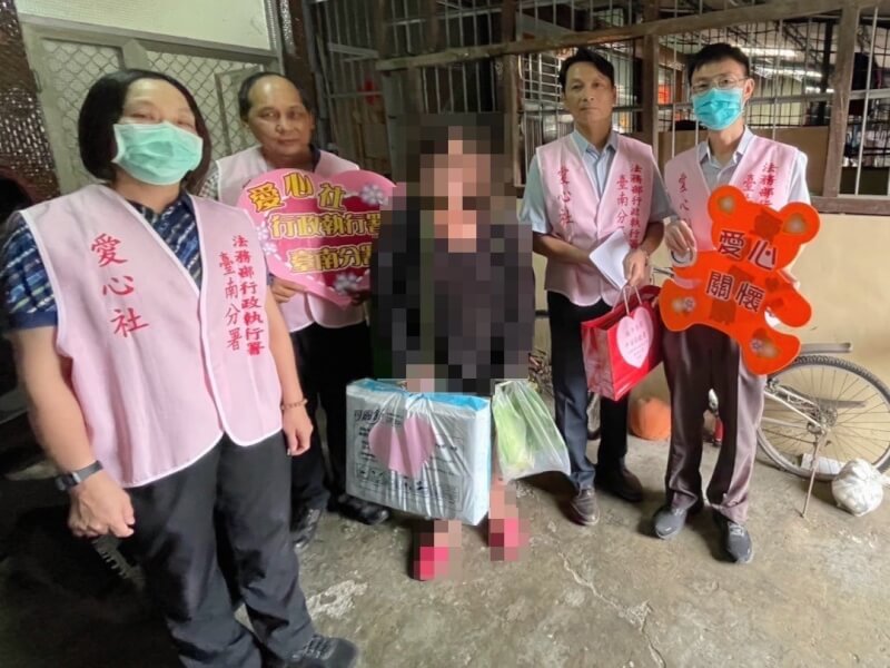 台南市徐姓婦人（中）滯欠罰鍰6000元遭強制執行，但她全家4口人中有3人重病無法謀生，僅剩1人須負責照顧也難以工作，法務部行政執行署台南分署調查確認後，5日派員前往慰問並轉介相關單位協助。（行政執行署台南分署提供）中央社記者張榮祥台南傳真 113年6月5日