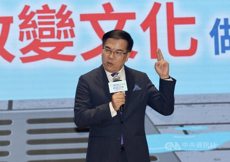 環境部與文化部5日舉辦「減菸蒂 淨環境 全國大聯盟啟動」活動,環境部長彭啓明致詞表示,統計2023年台灣香菸銷售約362億根,源頭管制、加強清掃都已經在做,但要文化改變才能改變人心,今天只是第一步,期望大家共同參與。中央社記者張皓安攝 113年6月5日