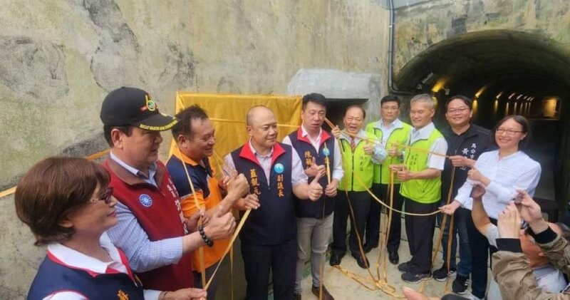 澎湖縣政府將東衛坑道活化再利用,搖身變成綻放文化氣息的藝廊坑道,5日正式對外開展,澎湖縣長陳光復(右5起)、議長陳毓仁、副議長藍凱元等人共同啟動。(澎湖縣政府提供)中央社 113年6月5日