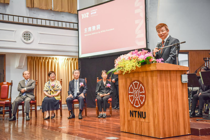 台灣師範大學舉行102週年校慶大會，校長吳正己（右）會中表揚趙皓明（趙琴）（左2）、葉禮誠（左3）、黃美金（左4）等傑出校友。（台師大提供）中央社記者許秩維傳真 113年6月5日