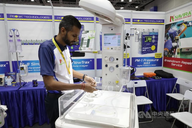 第30屆馬來西亞私人醫療協會（APHM）國際醫療保健大會暨展覽，吸引馬來西亞與周邊國家業者參展，參展業者示範操作最新醫療儀器。中央社記者黃自強吉隆坡攝  113年6月5日