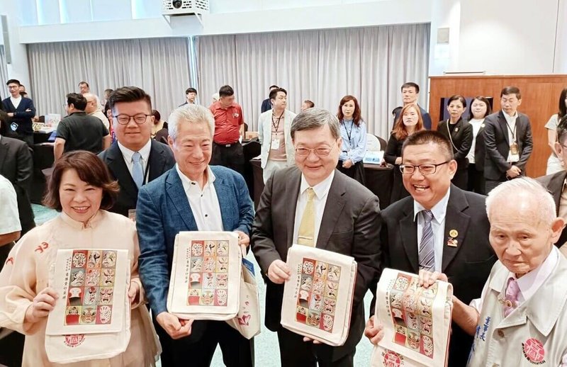 嘉義市長黃敏惠(前左)5日帶隊前往韓國首爾舉辦觀光推薦介紹會,黃敏惠與外交部駐韓國台北代表部代表梁光中(前中)等人一起推廣嘉義市的觀光。(嘉義市政府提供)中央社記者黃國芳傳真 113年6月5日