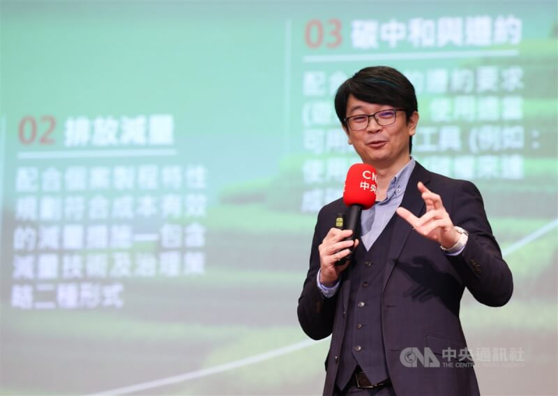 「邁向零碳永續新時代」系列論壇暨「碳交易的28堂課」新書發表會5日在台北集思交通部國際會議中心舉行，由中華經濟研究院能源與環境研究中心主任劉哲良擔任專題引言人。中央社記者張新偉攝 113年6月5日