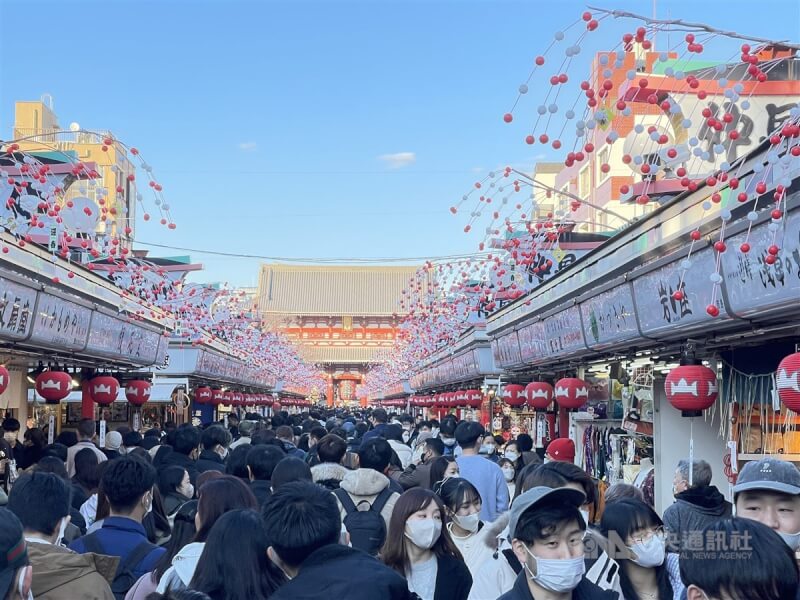 日本東京淺草寺前方的商店街擠滿觀光客。（中央社檔案照片）