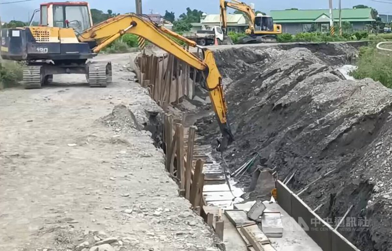 台東市永樂大排水溝正進行堤岸工程，5日上午1名工人遭脫落的怪手挖斗重壓頭部，當場死亡。中央社記者盧太城台東攝  113年6月5日