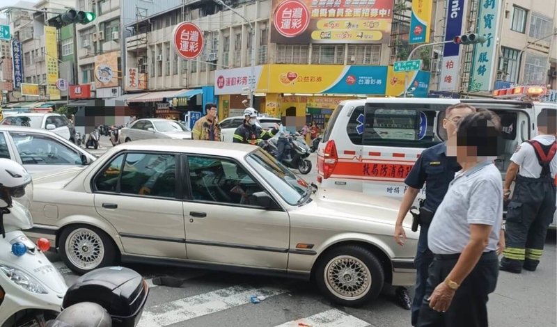 高雄市田姓男子幫友人作保遭當鋪追債，田男5日路上遇到2名當鋪人員被圍堵，田男情急之下開車逃逸，不料其中一人直接被捲入車底，所幸救出無生命危險。（高市三民一警分局提供）中央社記者洪學廣傳真  113年6月5日