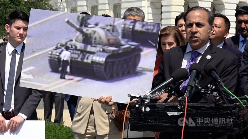 美中戰略競爭特別委員會的民主黨籍首席議員克利什納穆希4日拿著「坦克人」的照片海報，矢言美國國會與爭取自由的中國民眾站在一起，不會沈默。中央社記者石秀娟華盛頓攝  113年6月5日