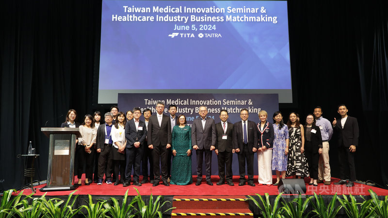 台中榮民總醫院、宏碁智醫及慧德科技等16家業者聯手以國家隊形式參與第30屆馬來西亞私人醫療協會（APHM）國際醫療保健大會暨展覽，圖為台灣業者與駐馬來西亞代表處與吉隆坡台貿中心人員合影。中央社記者黃自強吉隆坡攝  113年6月5日