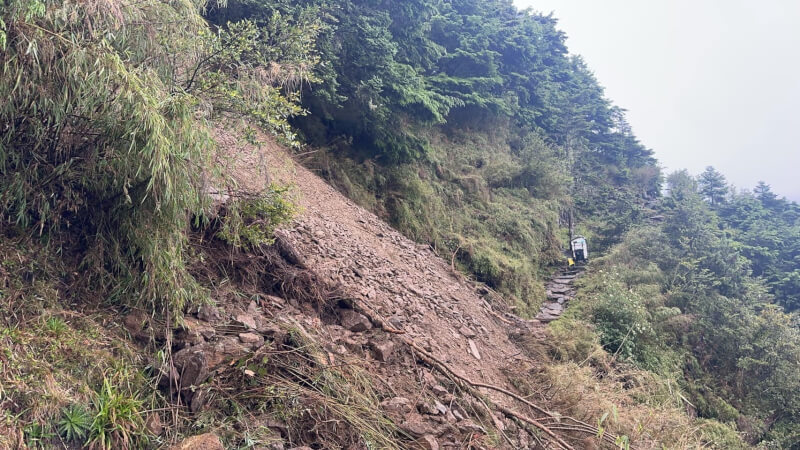 5日早上玉山步道4.9公里處發生坍方。（圖取自facebook.com/YuShanNationalPark）