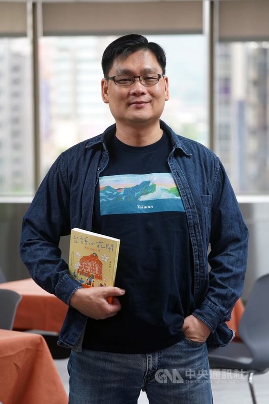 台語文推手、作家鄭順聰(圖)出版「台語心花開」一書,內容從食衣住行育樂等各大面向切入,透過小吃料理、身體裝扮、交通工具、娛樂運動等主題來書寫,引領讀者了解台語文及台灣生活與風情。中央社記者孫仲達攝 113年6月5日
