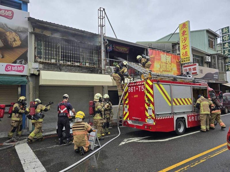 台南市中西區保安路某民宅6日中午發生火警，消防局獲報立即派員前往灌救，出動雲梯車從2樓陽台救出3人。（台南市消防局提供）中央社記者張榮祥台南傳真  113年6月6日