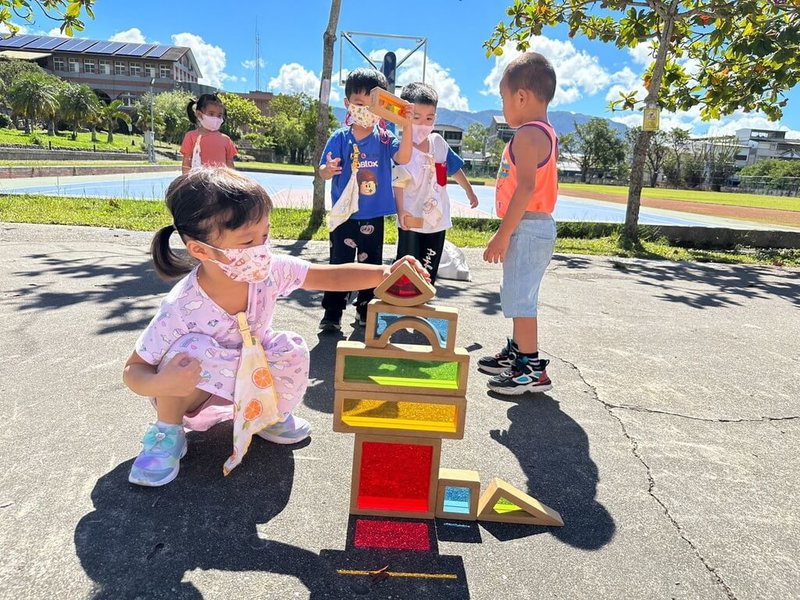 台東縣關山國小附設幼兒園為關山鎮內幼兒教育重要指標，為讓美感從幼兒扎根，校方推動校園環境再造計畫，重新打造幼兒學習場域，由師生共同建構「藝啟森活」美感基地，榮獲教育部校園美感環境再造計畫全國優等肯定。（台東縣政府提供）中央社記者盧太城台東傳真  113年6月6日