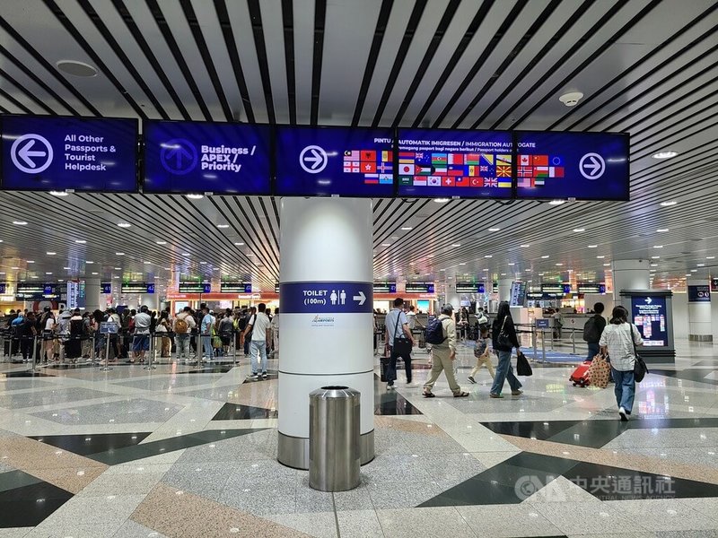 馬來西亞從今年6月1日起增加36個低風險國家和地區旅客使用出入境自動通關系統，包括台灣旅客在內，吉隆坡國際機場以醒目的標示將中華民國國旗與其它開放的國家並列。中央社記者黃自強吉隆坡攝  113年6月6日